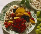 Müsli mit Joghurt und Früchten