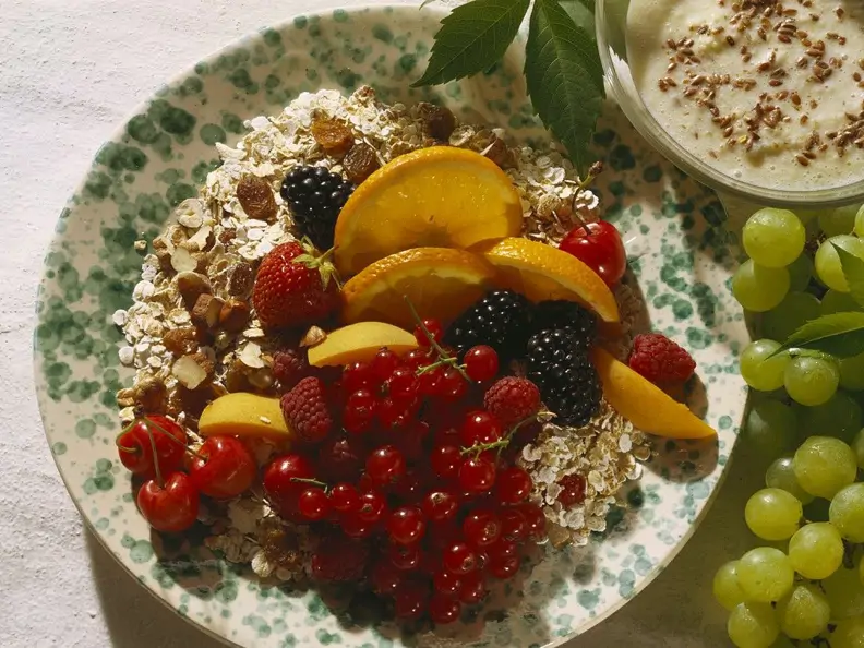 Müsli mit Joghurt und Früchten