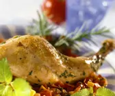 Kräuter-Kaninchenkeulen mit Gemüse