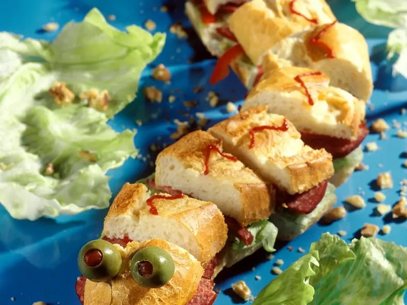 Baguette-Sanddwich als Schlange garniert