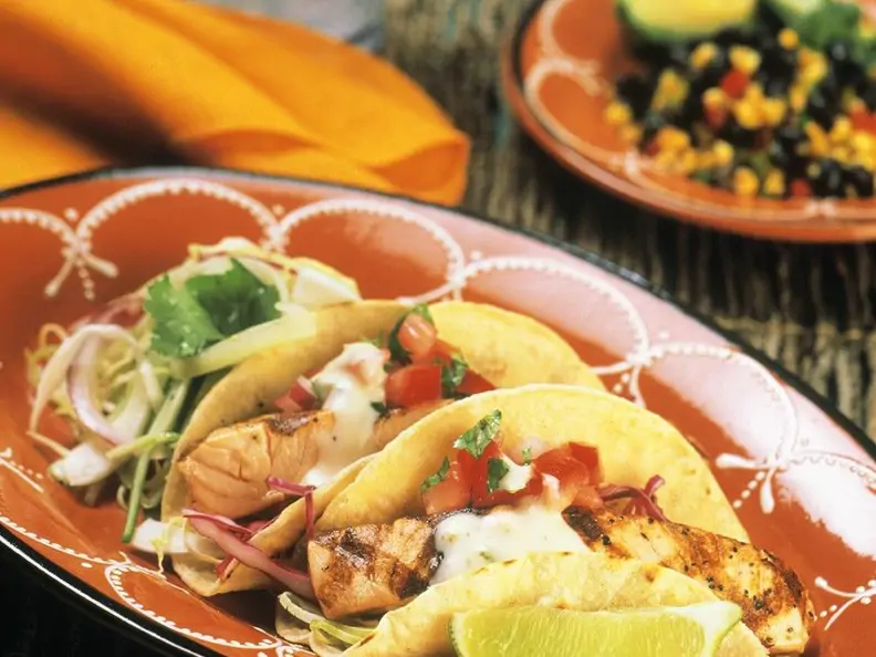 Taco Shells mit Lachs und Gemüse