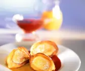 Frittierte Ricottanocken (Frittelle di ricotta) in Fruchtsauce
