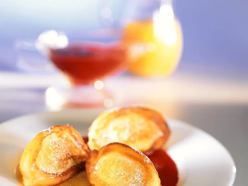 Frittierte Ricottanocken (Frittelle di ricotta) in Fruchtsauce