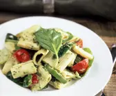 Nudeln mit Pesto und Gemüse