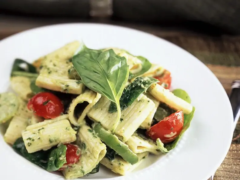 Nudeln mit Pesto und Gemüse