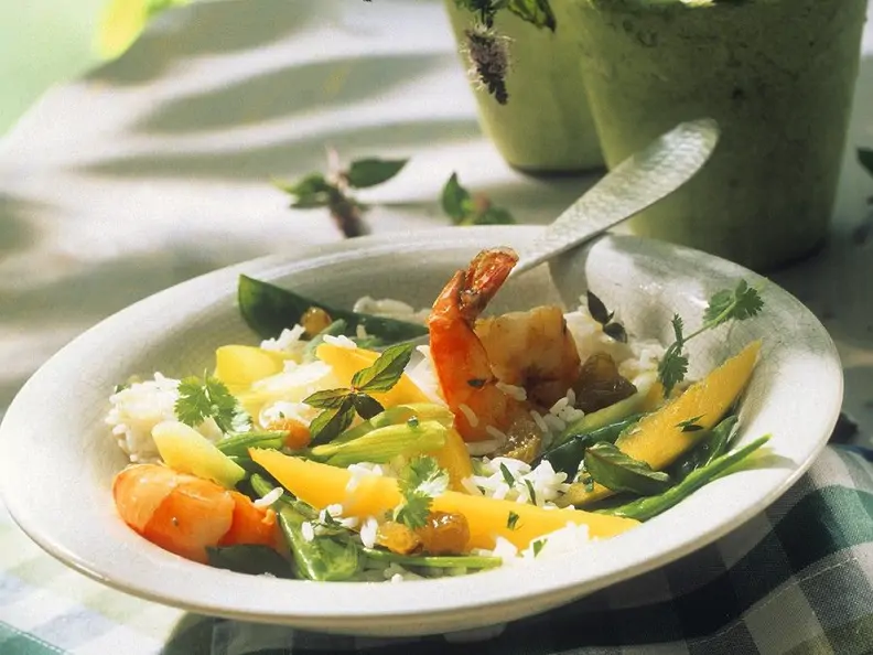 Reissalat mit Scampi und Mango