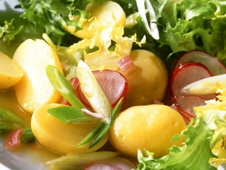 Friseesalat mit Kartoffeln und Radieschen