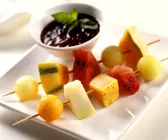 Melonen-Spieße mit Beerensauce