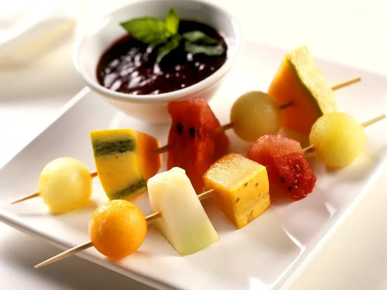 Melonen-Spieße mit Beerensauce