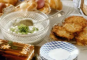 Hähnchensülze mit Rösti und Kräutercreme: