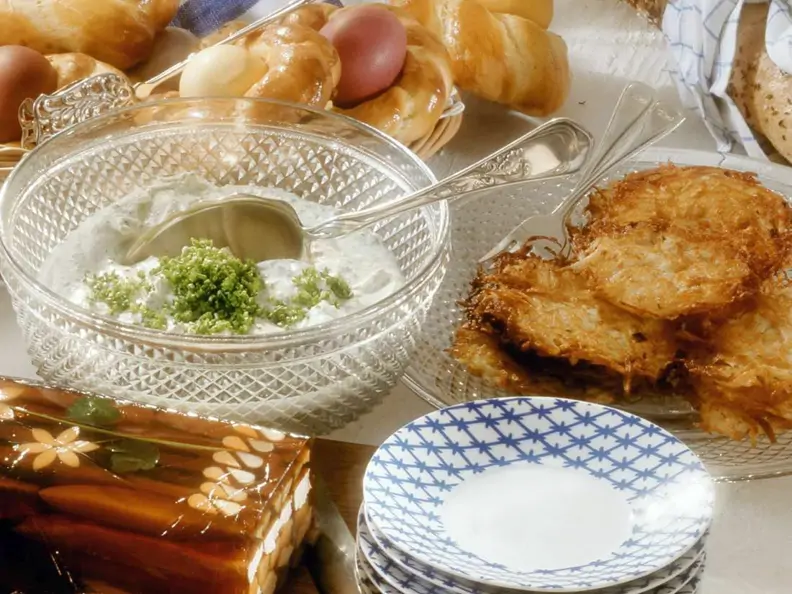 Hähnchensülze mit Rösti und Kräutercreme: