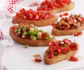 Tomaten-Crostini mit Paprika, Avocado und Pilzen