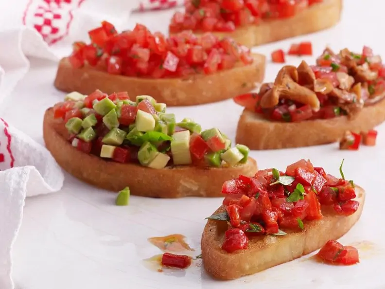 Tomaten-Crostini mit Paprika, Avocado und Pilzen