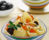 Nudeln mit Tomaten und Oliven