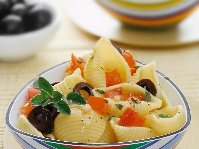 Nudeln mit Tomaten und Oliven
