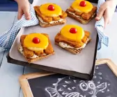 Toast mit Fischstäbchen und Ananas