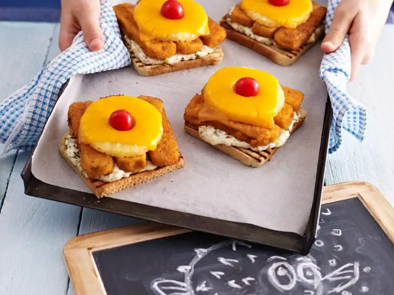 Toast mit Fischstäbchen und Ananas