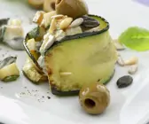 Zucchiniröllchen mit Frischkäsefüllung