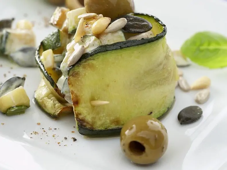 Zucchiniröllchen mit Frischkäsefüllung