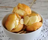 Frittierte Bällchen mit süßer Cremefüllung