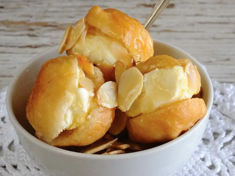 Frittierte Bällchen mit süßer Cremefüllung