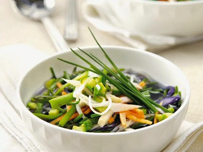 Frühlingsgemüsesuppe