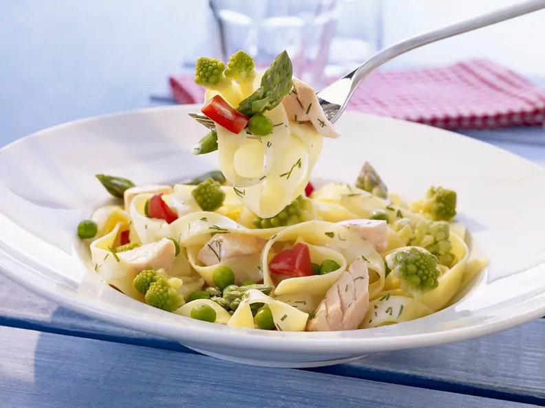 Nudeln mit Lachs und Gemüse