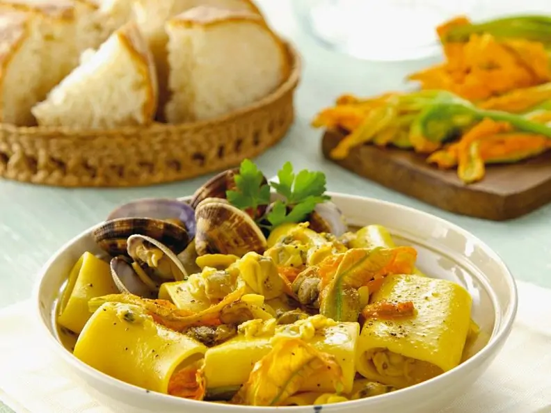 Nudeln mit Zucchiniblüten und Muscheln