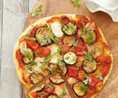 Pizza mit Aubergine und Zucchini