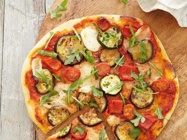 Pizza mit Aubergine und Zucchini