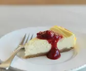 Ricotta-Käsekuchen mit Fruchtsauce