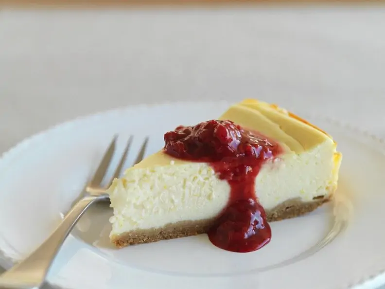 Ricotta-Käsekuchen mit Fruchtsauce