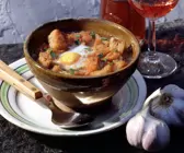 Knoblauchsuppe mit Ei