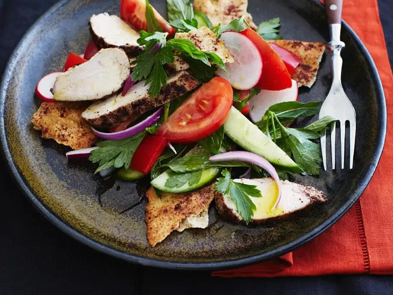 Brotsalat mit Hähnchen