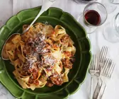 Nudeln mit deftiger Tomatensauce