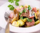 Gebratenes Rindfleisch mit Pilzen