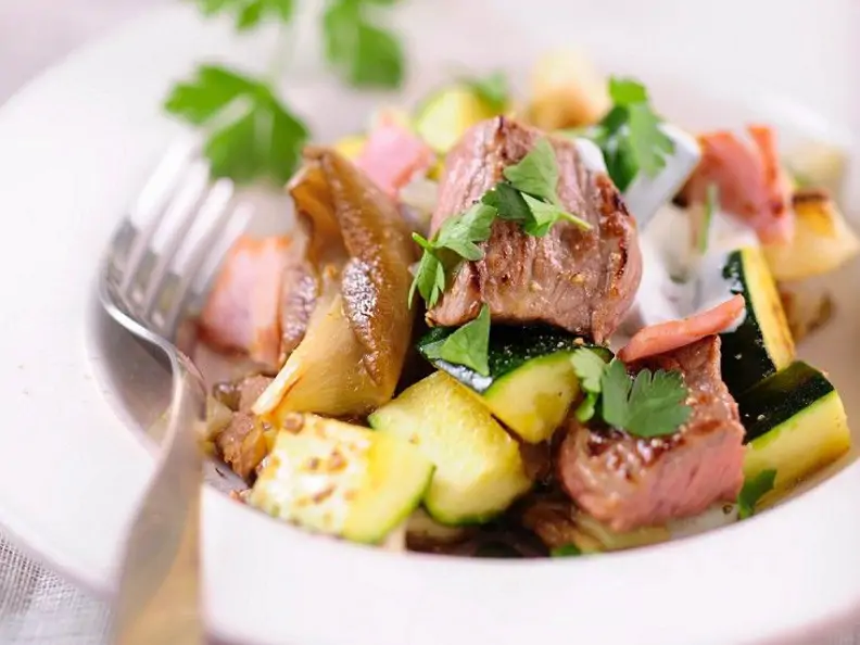 Gebratenes Rindfleisch mit Pilzen
