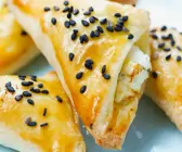 Gebacken Teigtaschen mit Käsefüllung