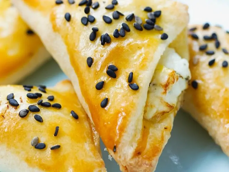 Gebacken Teigtaschen mit Käsefüllung