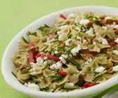 Farfallesalat mit Paprika und Schafskäse