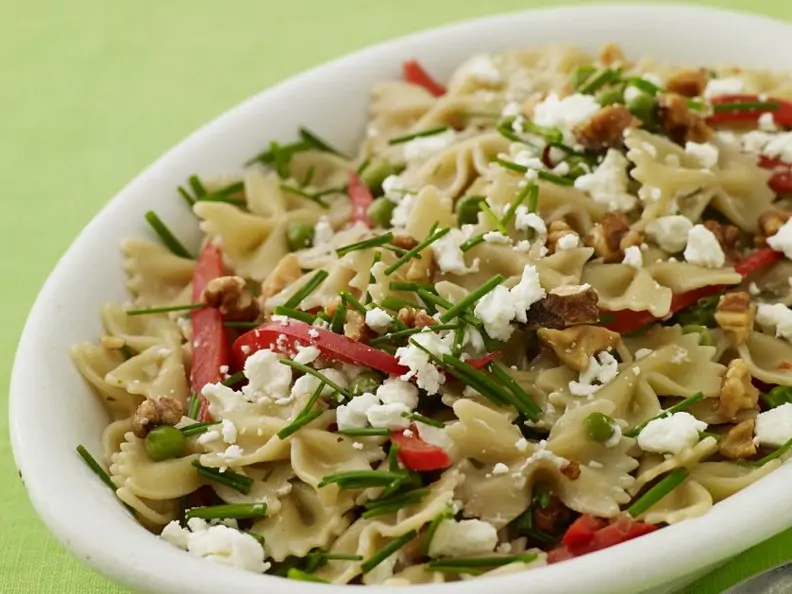 Farfallesalat mit Paprika und Schafskäse
