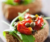Tomaten-Crostini mit Kapern