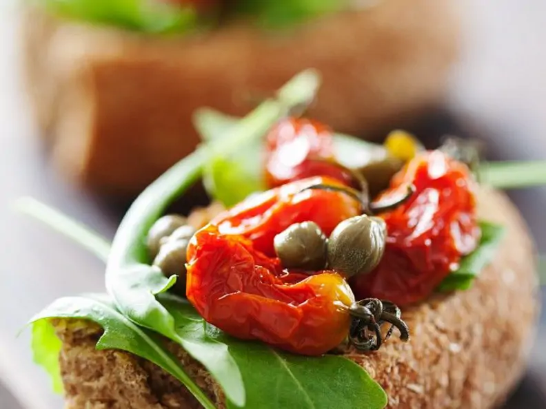 Tomaten-Crostini mit Kapern