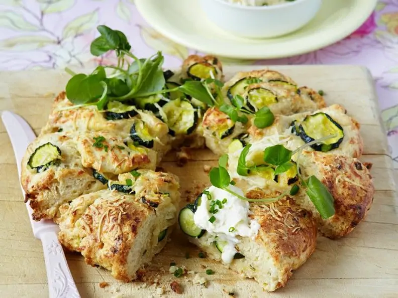 Zucchinibrot mit pikantem Dip