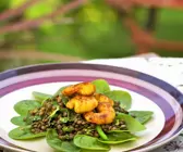 Linsensalat mit knusprigen Shrimps