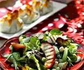 Salat mit Pfirsich und Erbsen