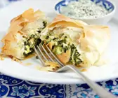 Gebackenes Yufkateig-Päckchen mit spinatfüllung