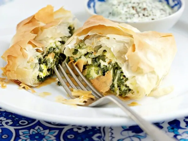 Gebackenes Yufkateig-Päckchen mit spinatfüllung