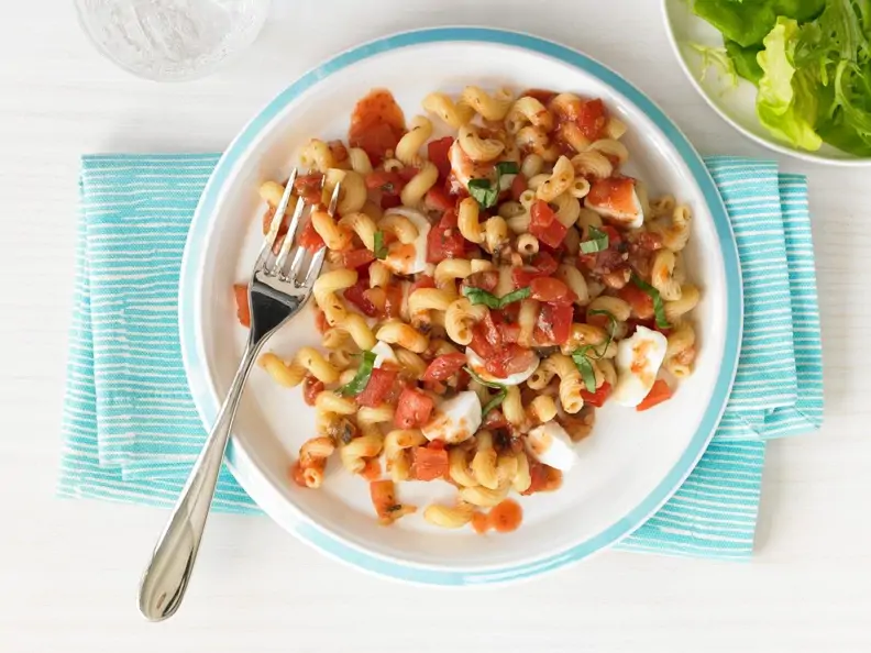 Nudeln mit Tomaten und Mozzarella