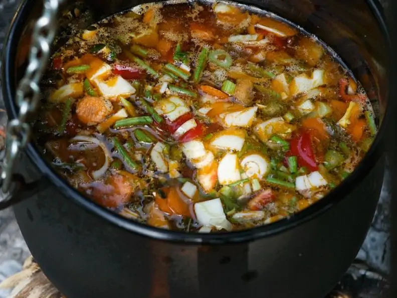 Gemüsesuppe aus dem Kessel